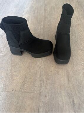 UGG sz 6 Moxy heel Women’s Black Platform Ankle Boots